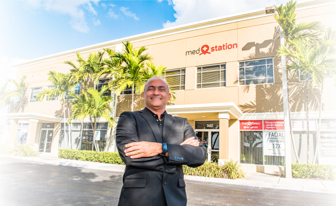 Neymar sorrindo em frente ao Med Station